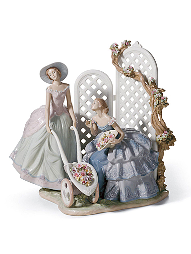 Lladro Classic Sculpture, Garden Of Romance Women Figurine. Limited Edition