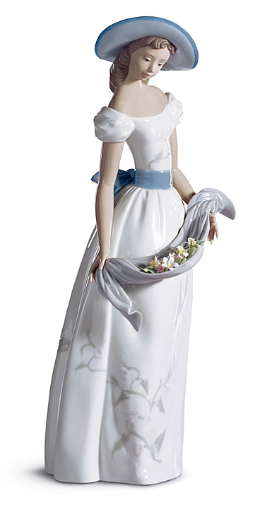 Lladro Classic Sculpture, Fragances And Colors Woman Figurine