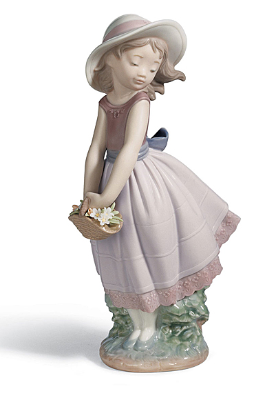 Lladro Classic Sculpture, Pretty Innocence Girl Figurine