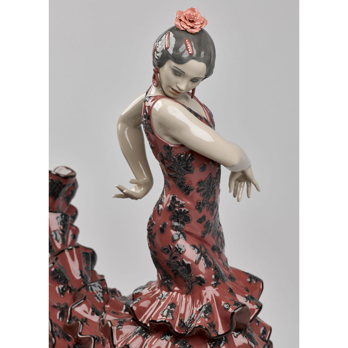 Lladro Classic Sculpture, Flamenco Flair Woman Sculpture. Red