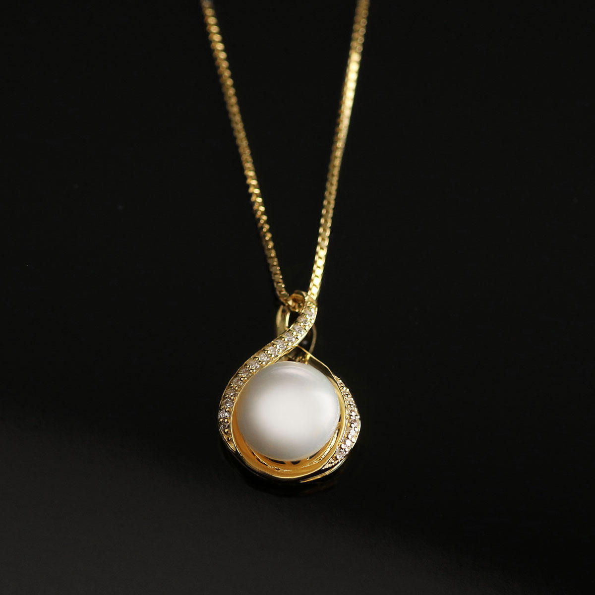 Cashs Ireland, White Luster Pearl Teardrop Gold Necklace