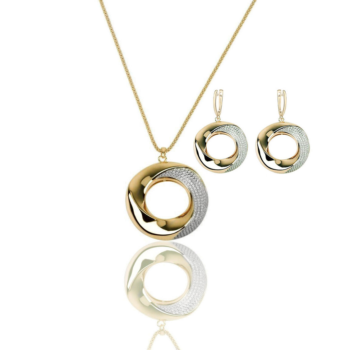 Cashs Ireland Bond 18k Gold Pendant Necklace and Earrings Gift Set