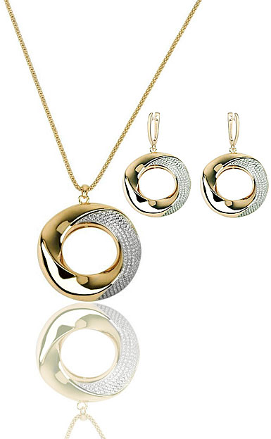 Cashs Ireland Bond 18k Gold Pendant Necklace and Earrings Gift Set